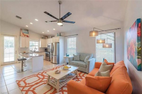 Discreet Retreat, Modern home With Private BackYard